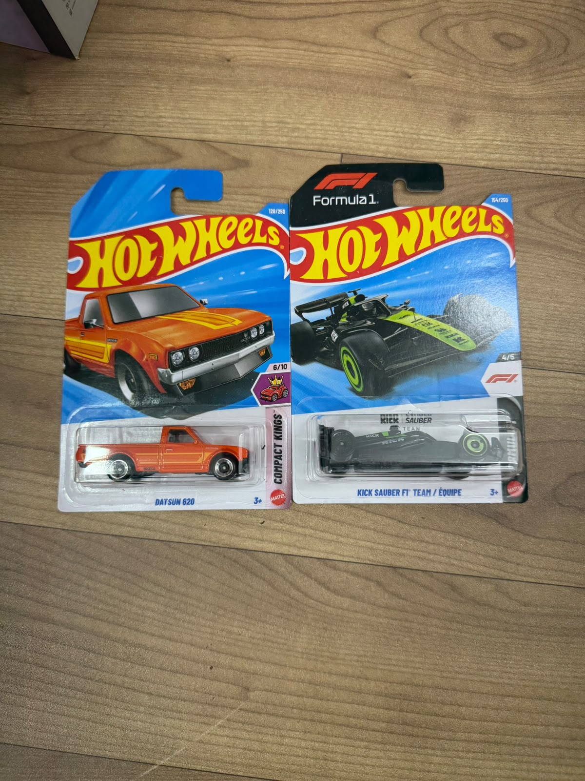 SINGLE HOT WHEELS CAR FORMULA 1- KICK SAUBER F1 TEAM/ EQUIPE AND DATSUN 620