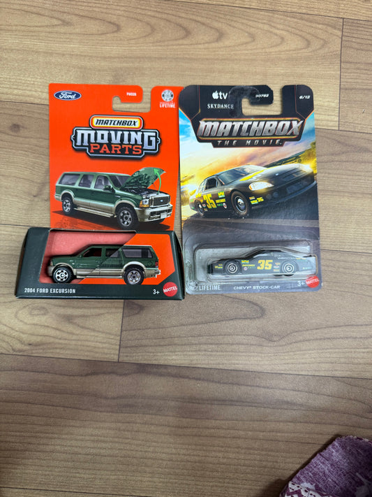 2004 FORD EXCURSION- FWD28_MOVING PARTS MATCHBOX AND CHEVY STOCK- CAR (MATCHBOX CAR)