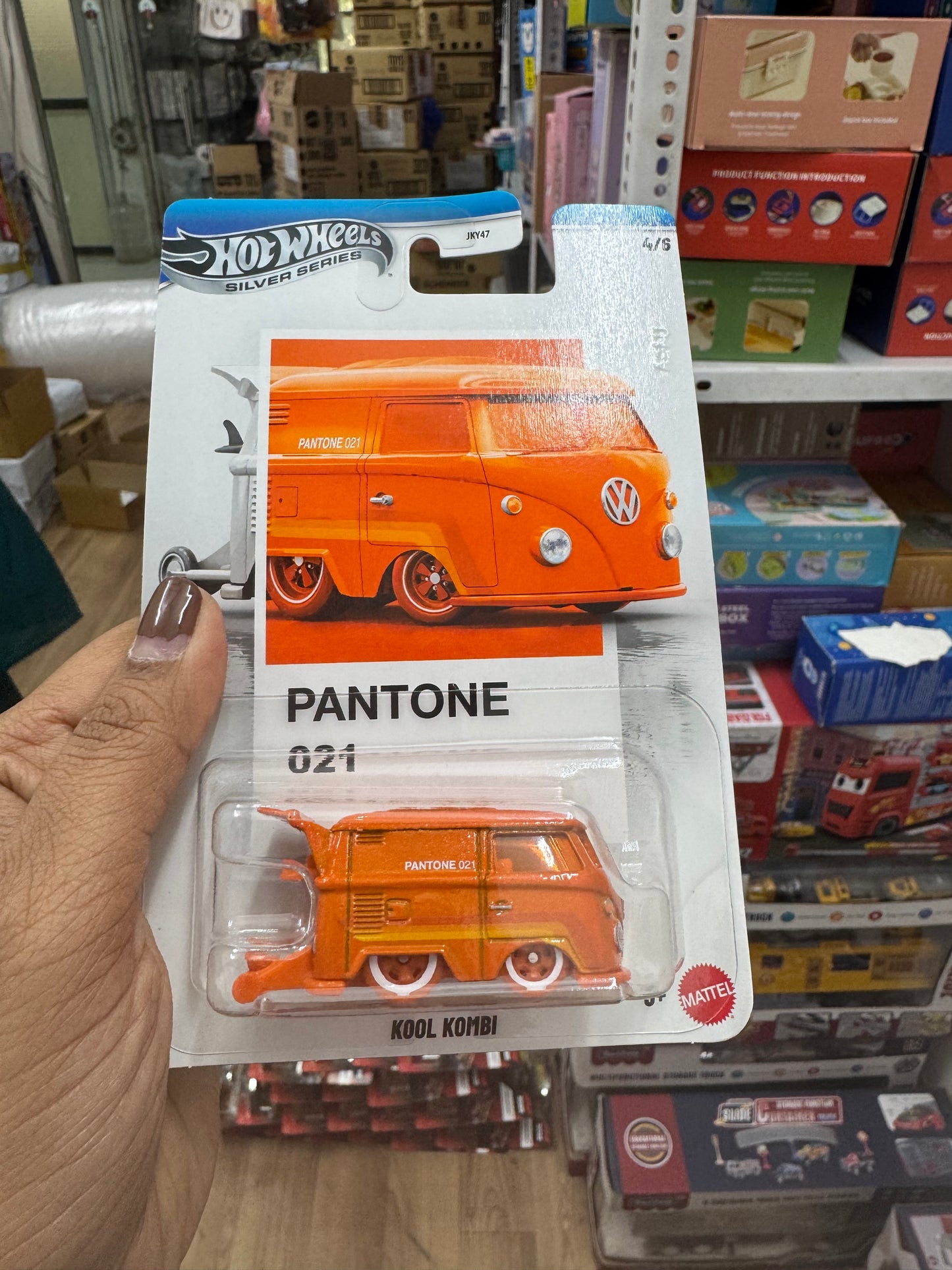 JKY47 (HW  PANTONE AST)- Hot Wheels 2026 Pantone Collection Silver Celebration Series 1:64 Scale