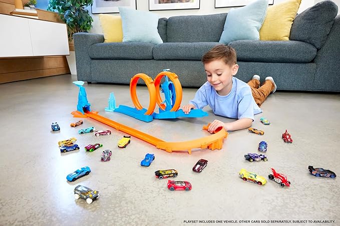 Hot Wheels Toy Car Track Set, Triple Loop Pack & 1:64 Scale Vehicle, Track-Building Components with 3 Loops, Speed Snap Tracks & Adapters
