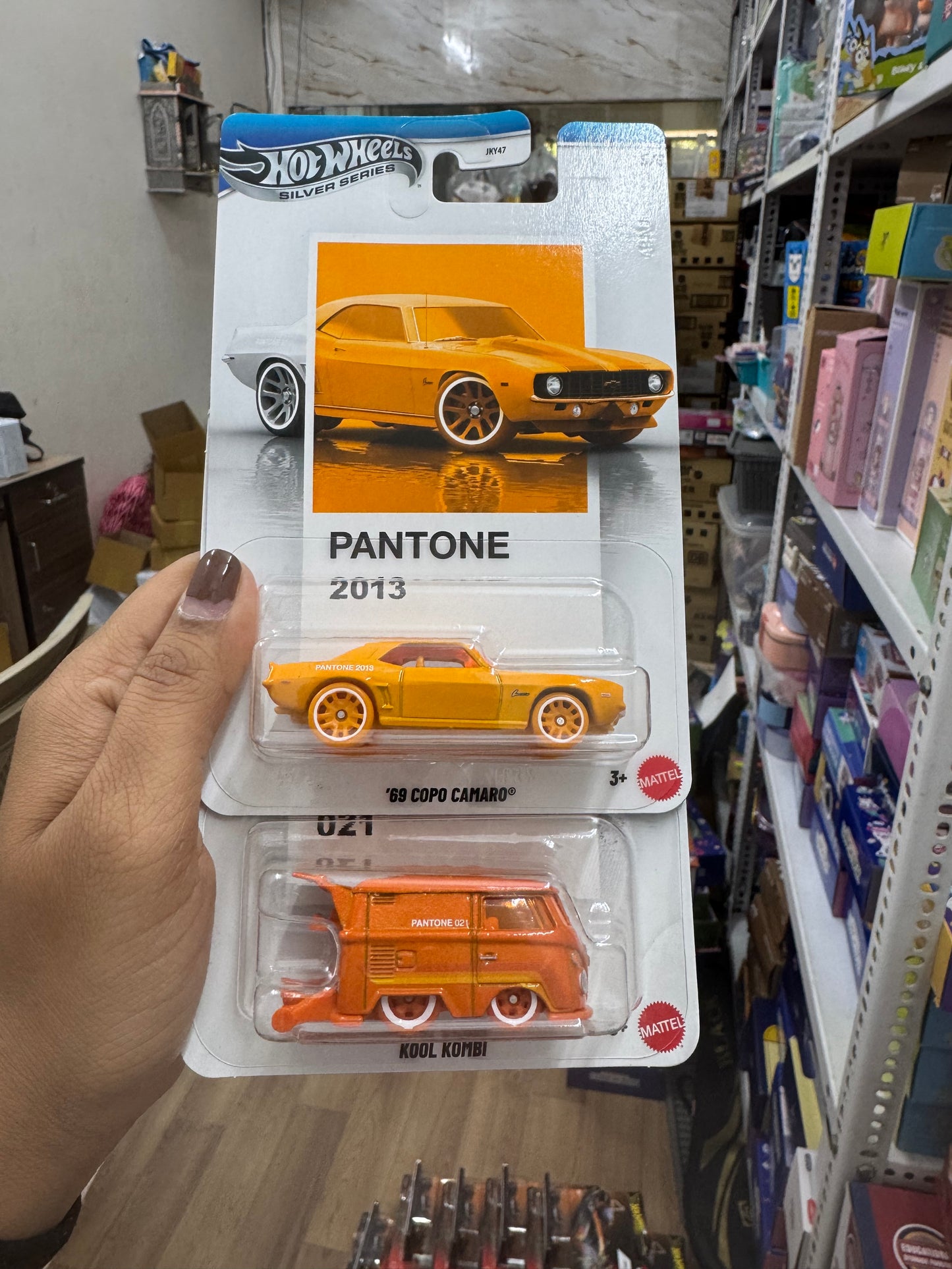 JKY47 (HW  PANTONE AST)- Hot Wheels 2026 Pantone Collection Silver Celebration Series 1:64 Scale