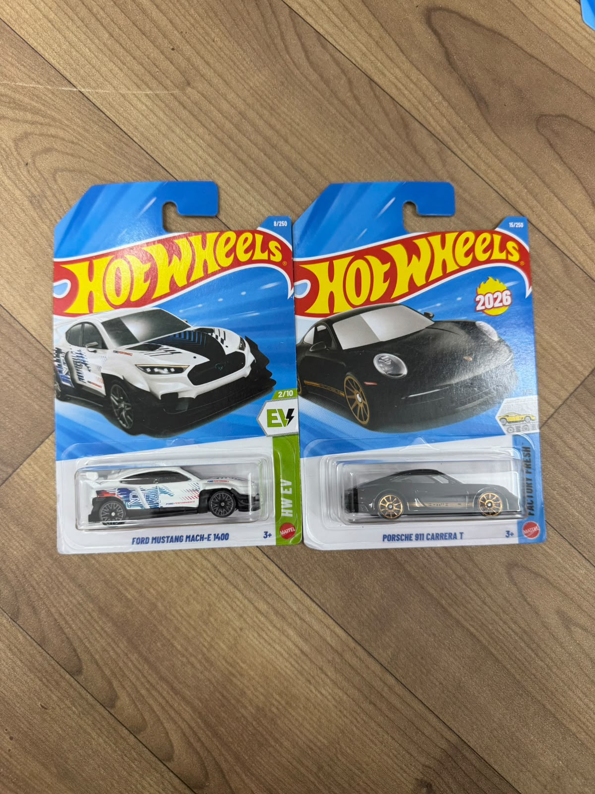 SINGLE HOT WHEELS CAR PORSCHE 911 CARRERA T AND FORD MUSTANG MACH-E 1400